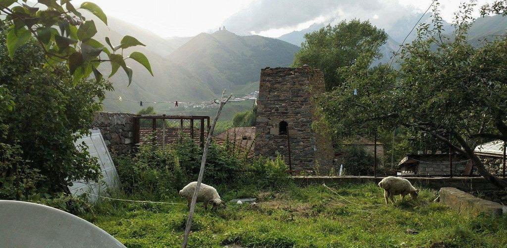 Archil And Nino Gigauri Guest House Kazbegi Exterior foto